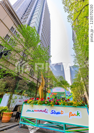 東京　千代田区 丸の内の都市風景　丸の内仲通り 128070280