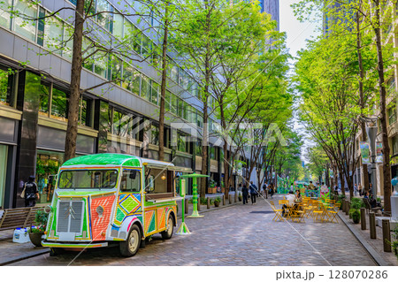 東京　千代田区 丸の内の都市風景　丸の内仲通り 128070286