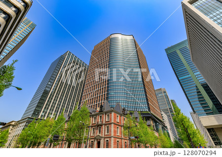 東京　千代田区 丸の内の都市風景　丸の内パークビルディングと三菱一号館美術館 128070294