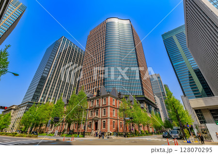 東京　千代田区 丸の内の都市風景　丸の内パークビルディングと三菱一号館美術館 128070295