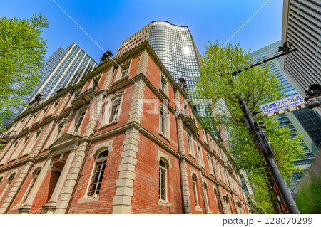 東京 千代田区 丸の内の都市風景 丸の内パークビルディングと三菱一号館美術館 東京 千代田区 丸の内の都市風景 丸の内パークビルディングと三菱一号館美術館 128070299