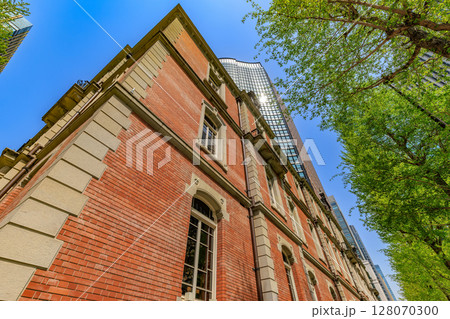 東京　千代田区 丸の内の都市風景　丸の内パークビルディングと三菱一号館美術館 128070300