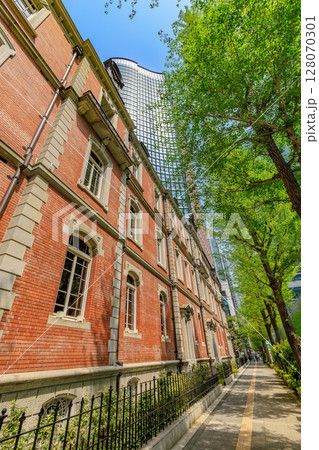 東京 千代田区 丸の内の都市風景 丸の内パークビルディングと三菱一号館美術館 東京 千代田区 丸の内の都市風景 丸の内パークビルディングと三菱一号館美術館 128070301