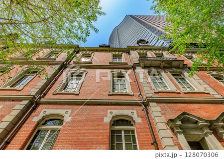 東京　千代田区 丸の内の都市風景　丸の内パークビルディングと三菱一号館美術館 128070306