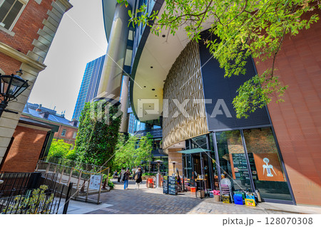 東京　千代田区 丸の内の都市風景　丸の内パークビルディングと三菱一号館美術館 128070308