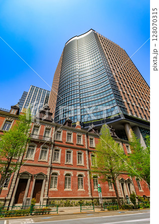 東京 千代田区 丸の内の都市風景 丸の内パークビルディングと三菱一号館美術館 東京 千代田区 丸の内の都市風景 丸の内パークビルディングと三菱一号館美術館 128070315