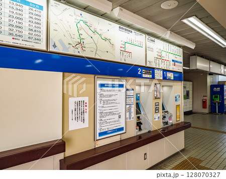 鉄道駅の自動券売機とICカードチャージ機（千葉都市モノレール 千葉公園駅） 128070327
