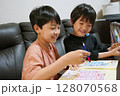 家庭学習で勉強をする楽しそうな兄弟 128070568