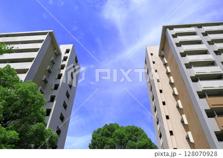 青空と集合住宅 青空と集合住宅 128070928