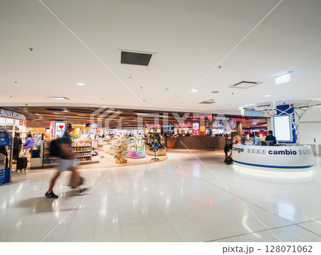 空港・免税店・海外旅行イメージ　シドニー国際空港 128071062
