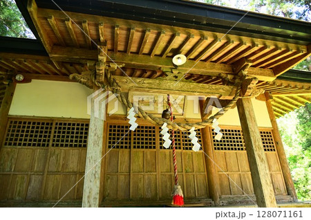 杉の木に囲まれた水分神社 128071161