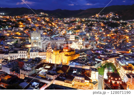 中米メキシコで最も美しい世界遺産の街グアナファトの街並み、夜景 中米メキシコで最も美しい世界遺産の街グアナファトの街並み、夜景 128071190