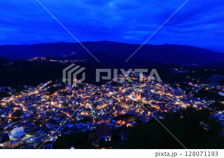 中米メキシコの観光地タスコの街並み、夜景 中米メキシコの観光地タスコの街並み、夜景 128071193