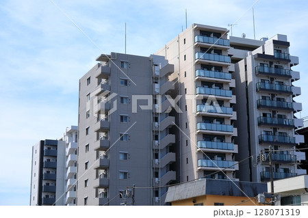 青空と集合住宅 128071319