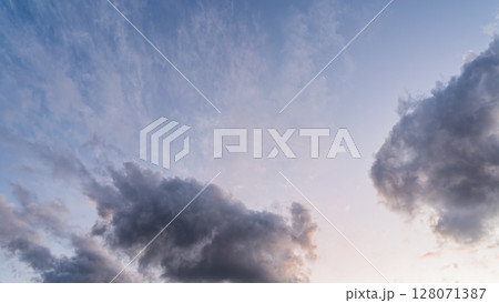 夕暮れの青空に流れるたくさんの雲 128071387