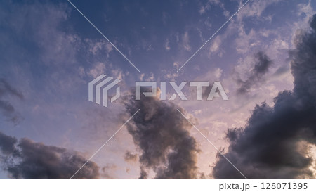 夕暮れの青空に流れるたくさんの雲 128071395
