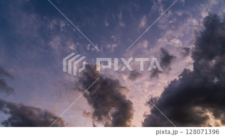 夕暮れの青空に流れるたくさんの雲 夕暮れの青空に流れるたくさんの雲 128071396