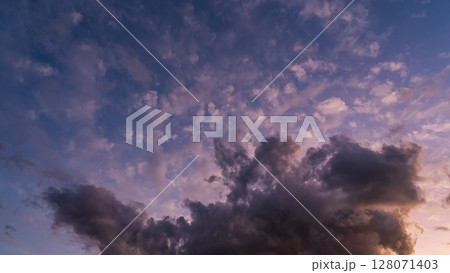 夕暮れの青空に流れるたくさんの雲 夕暮れの青空に流れるたくさんの雲 128071403