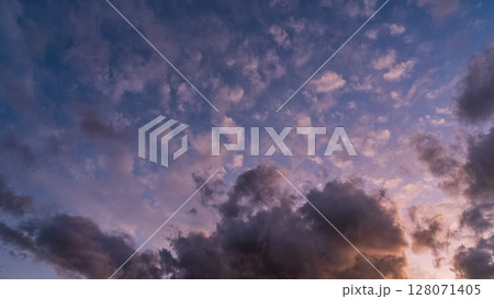 夕暮れの青空に流れるたくさんの雲 128071405