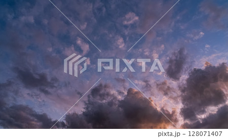夕暮れの青空に流れるたくさんの雲 夕暮れの青空に流れるたくさんの雲 128071407