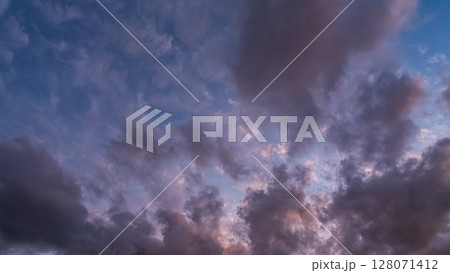 夕暮れの青空に流れるたくさんの雲 夕暮れの青空に流れるたくさんの雲 128071412