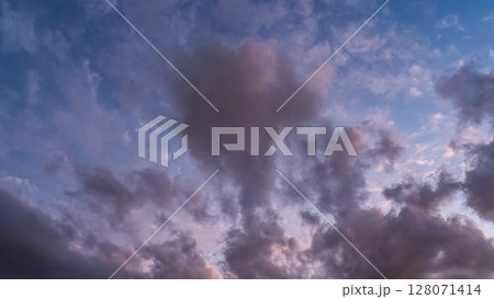 夕暮れの青空に流れるたくさんの雲 夕暮れの青空に流れるたくさんの雲 128071414