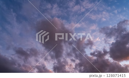 夕暮れの青空に流れるたくさんの雲 128071415