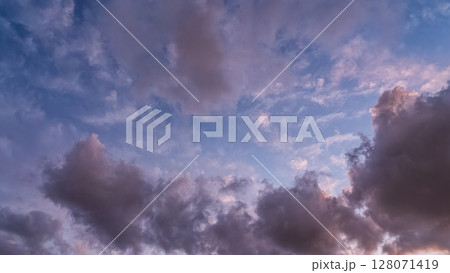 夕暮れの青空に流れるたくさんの雲 夕暮れの青空に流れるたくさんの雲 128071419