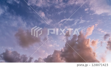 夕暮れの青空に流れるたくさんの雲 夕暮れの青空に流れるたくさんの雲 128071423