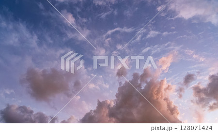 夕暮れの青空に流れるたくさんの雲 128071424