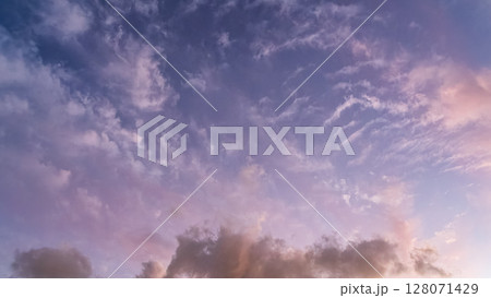 夕暮れの青空に流れるたくさんの雲 128071429