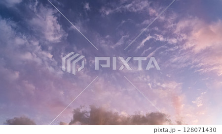 夕暮れの青空に流れるたくさんの雲 夕暮れの青空に流れるたくさんの雲 128071430