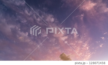 夕暮れの青空に流れるたくさんの雲 夕暮れの青空に流れるたくさんの雲 128071438