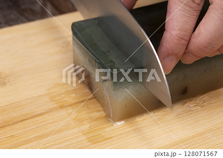 水羊羹と冷たい緑茶　水色背景 128071567