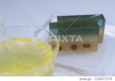 水羊羹と冷たい緑茶　水色背景 128071570