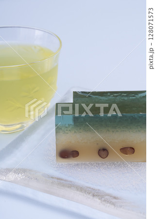 水羊羹と冷たい緑茶 水色背景 水羊羹と冷たい緑茶 水色背景 128071573