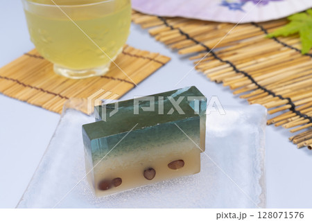 水羊羹と冷たい緑茶 水色背景 水羊羹と冷たい緑茶 水色背景 128071576