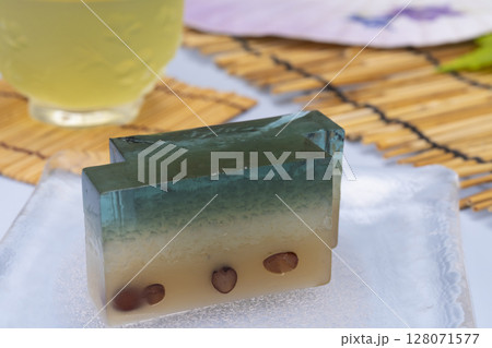 水羊羹と冷たい緑茶　水色背景 128071577