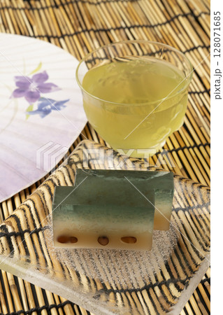 水羊羹と冷たい緑茶 黒背景 水羊羹と冷たい緑茶 黒背景 128071685