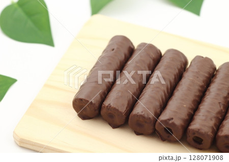 なめらかな口溶け、至福のチョコレートバー なめらかな口溶け、至福のチョコレートバー 128071908