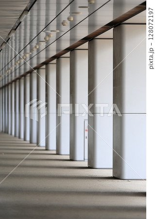 並んだ柱の風景 128072197