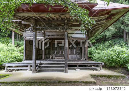 6月の弘長寺（長野県松本市）薬師堂 128072342