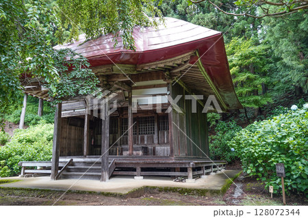 6月の弘長寺(長野県松本市)薬師堂 6月の弘長寺(長野県松本市)薬師堂 128072344