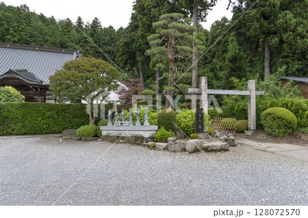 6月の弘長寺（長野県松本市） 128072570