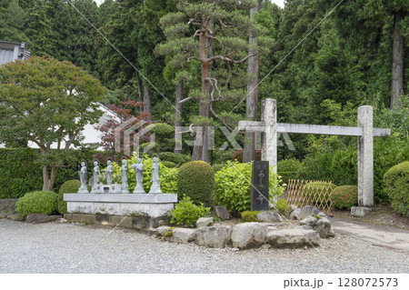 6月の弘長寺（長野県松本市） 128072573