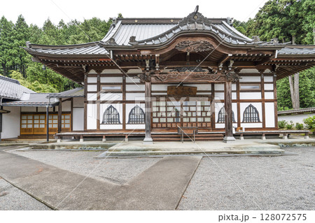 6月の弘長寺（長野県松本市）本堂 128072575