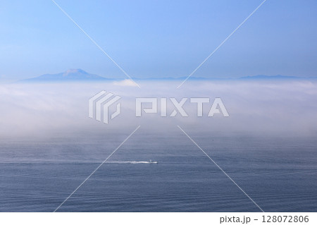 北海道室蘭市、海霧に包まれる噴火湾と北海道駒ヶ岳【6月】 128072806