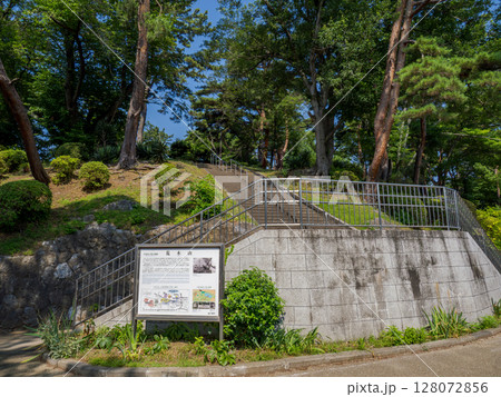 千葉市・千葉公園内に残る戦跡【荒木山】と解説板 千葉市・千葉公園内に残る戦跡【荒木山】と解説板 128072856