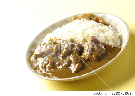 大きな鶏肉がゴロゴロと入っている熱々チキンカレー 128072862