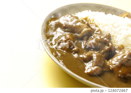 大きな鶏肉がゴロゴロと入っている熱々チキンカレー 128072867